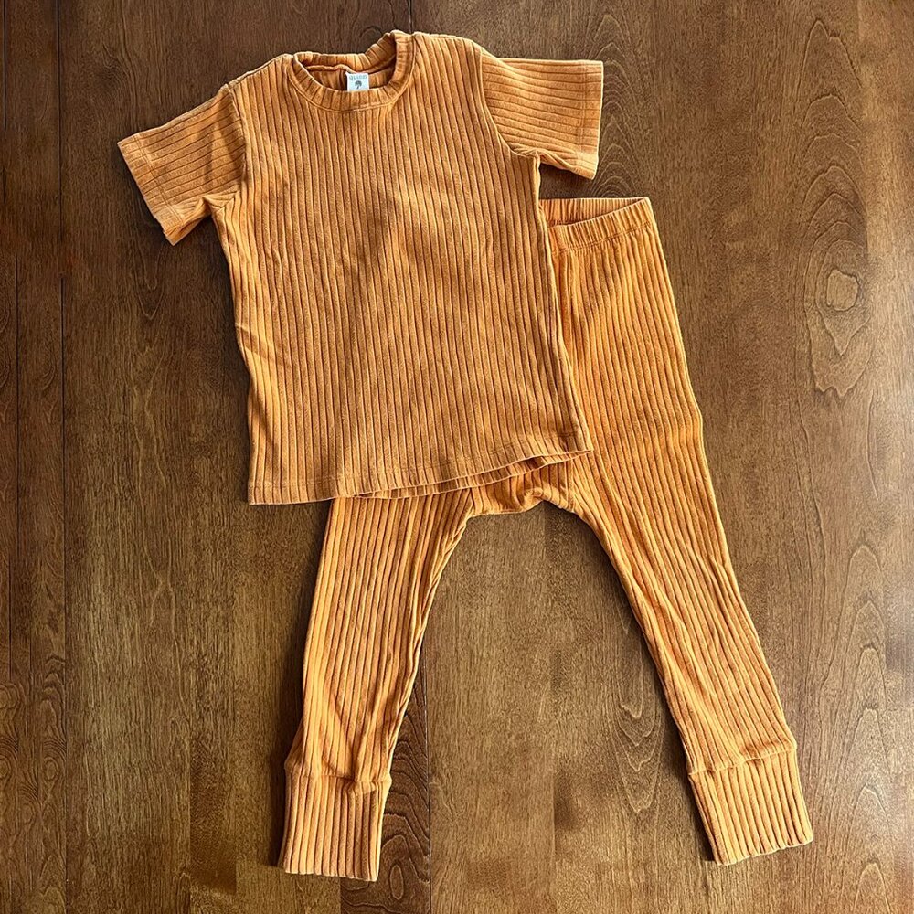 Kate Quinn orange outfit 5Y